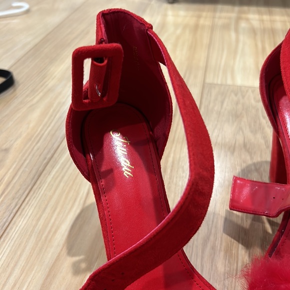 Red heels with faux fur, worn once - Picture 2 of 4